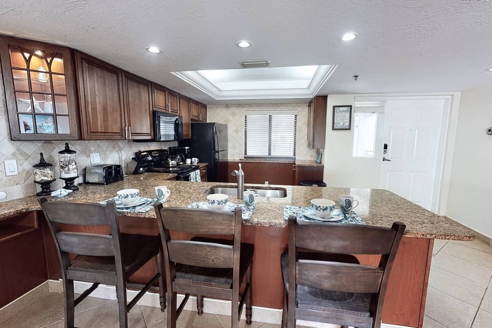 Convenient granite kitchen bar for 3 when you want a quick breakfast.  The warm gentle waves are waiting...
