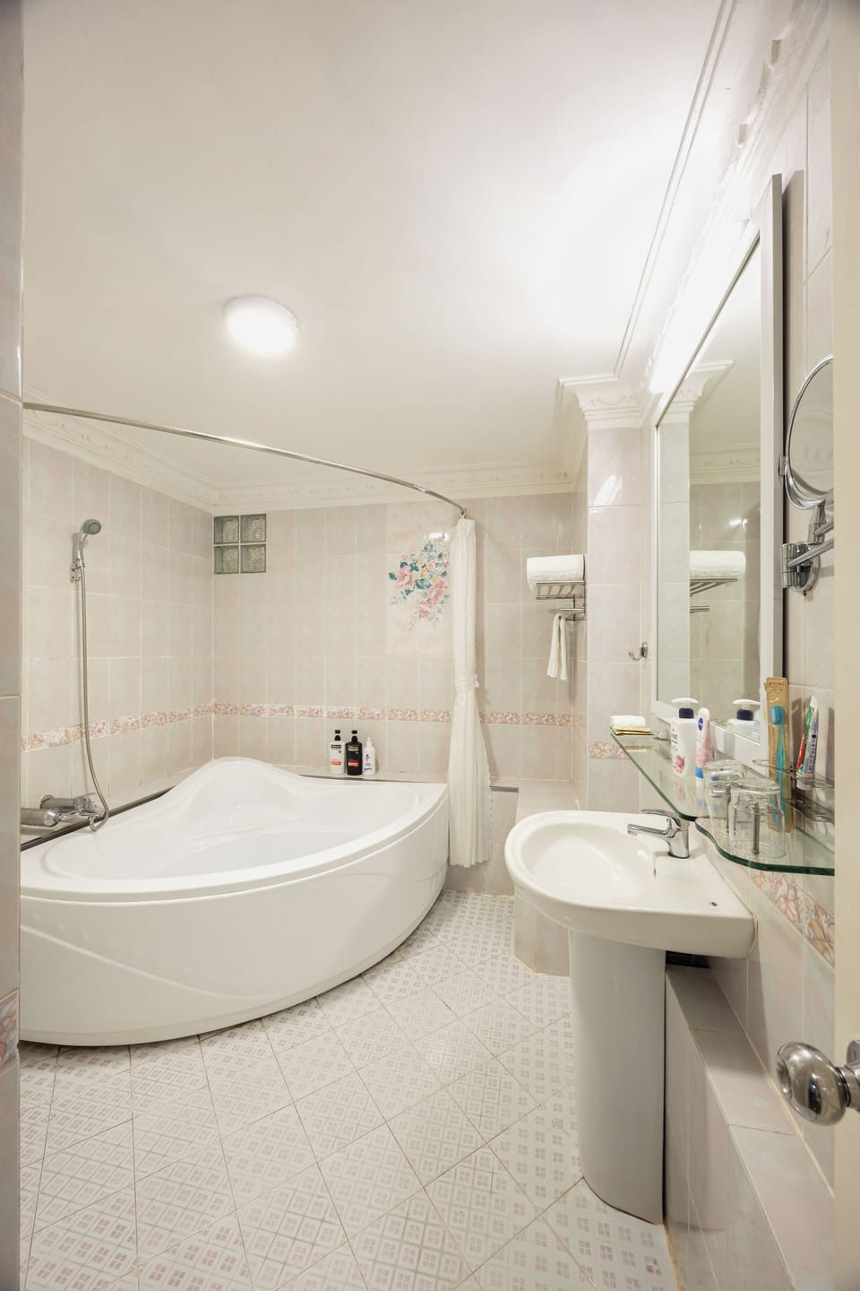 Deluxe Double Room | Bathroom | Free toiletries, hair dryer, bathrobes, slippers