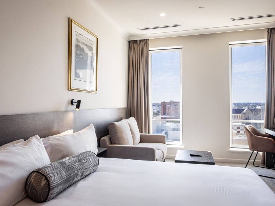Premier King | In-room safe, desk, blackout drapes, soundproofing