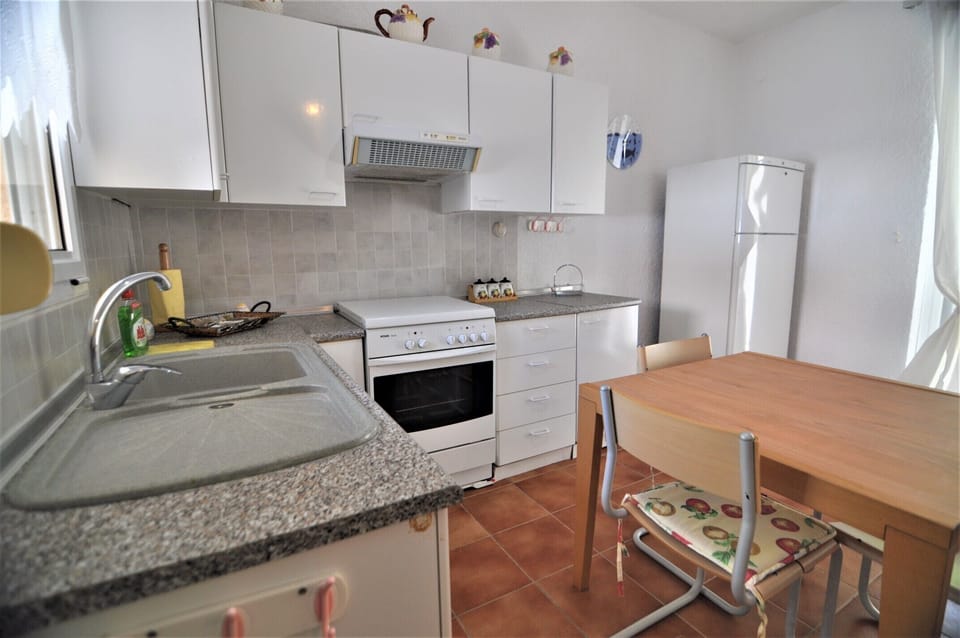 Family House | Private kitchen | Full-size fridge, oven, espresso maker, coffee/tea maker