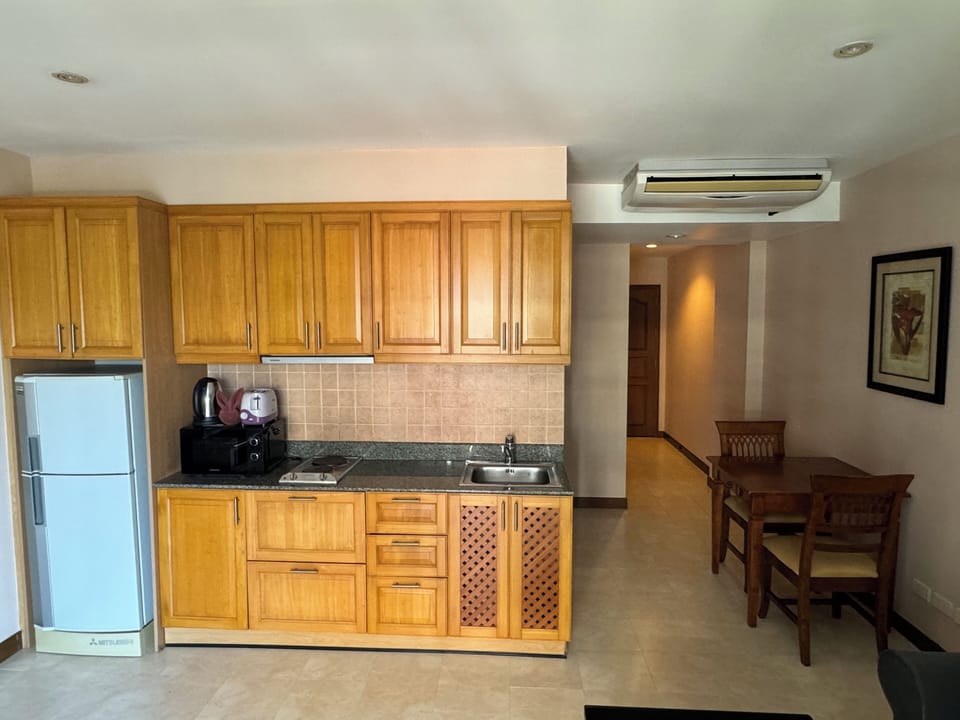 Superior Apartment, 1 Bedroom | Private kitchenette | Electric kettle, cookware/dishes/utensils