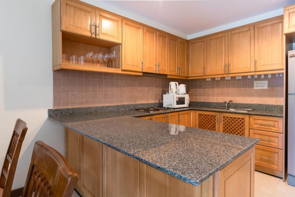 Deluxe Apartment, 2 Bedrooms | Private kitchen | Electric kettle, cookware/dishes/utensils