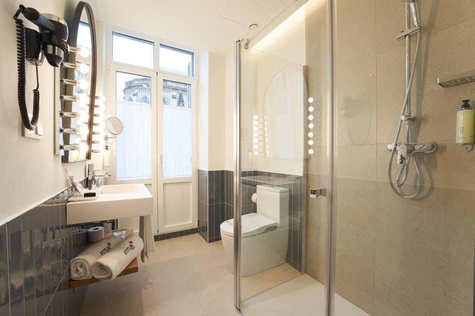 Shower, towels