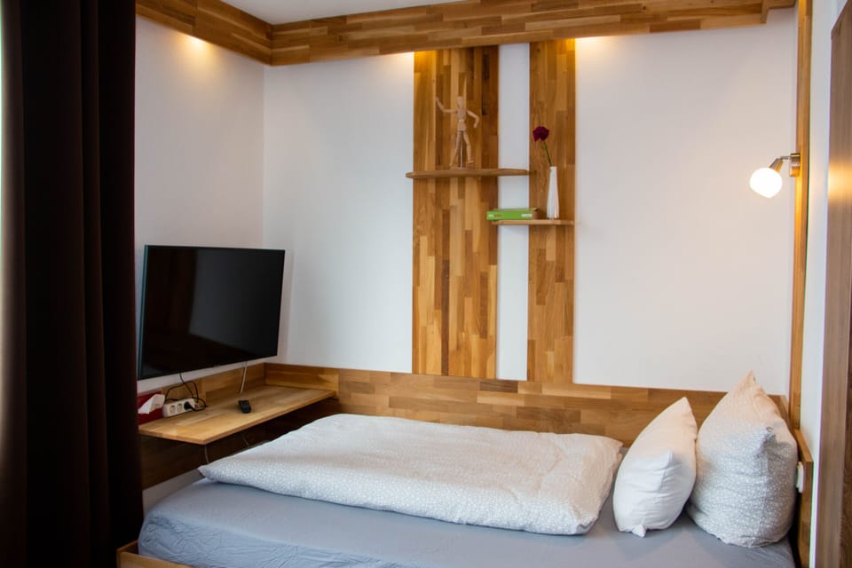 Comfort Studio | Desk, blackout drapes, iron/ironing board, free WiFi