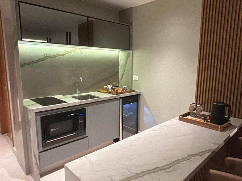 Bungalow | Minibar, in-room safe, desk, free WiFi