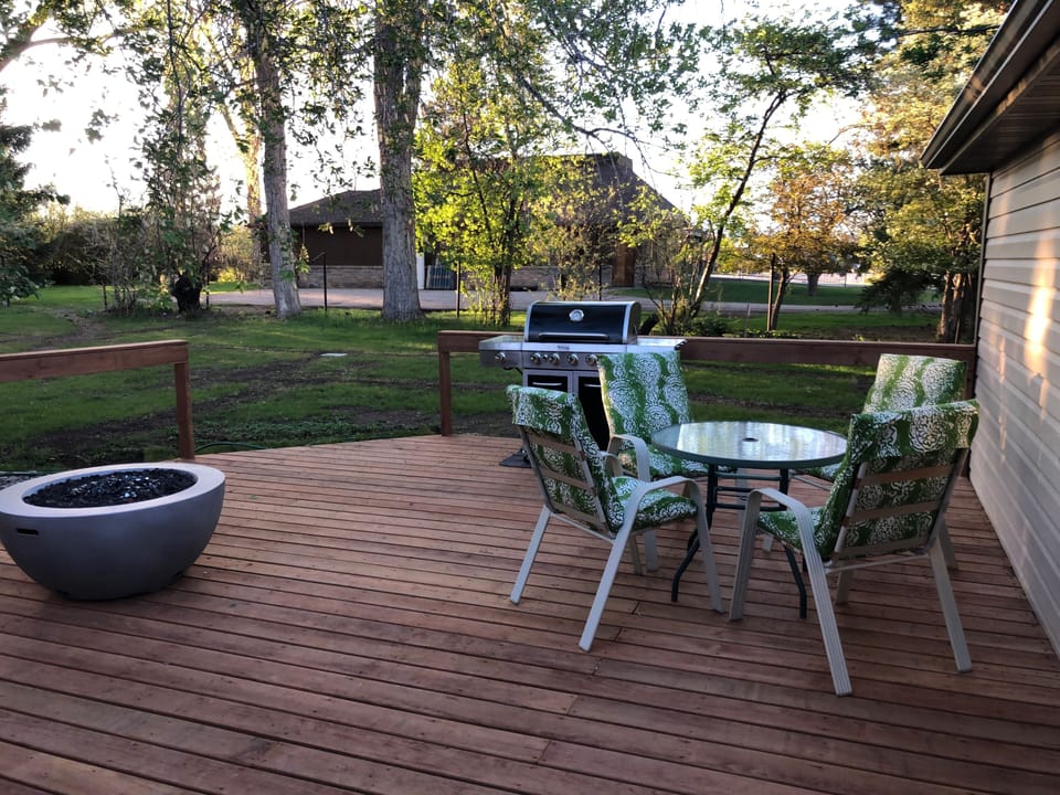 Large Back Deck - Deer visit backyard regularly 