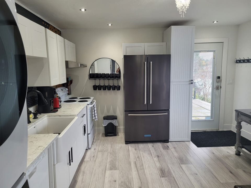 New refrigerator,  new washer and dryer. Dishwasher, oven, cooking essentials. 