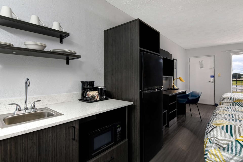 Full-size fridge, microwave, coffee/tea maker, toaster