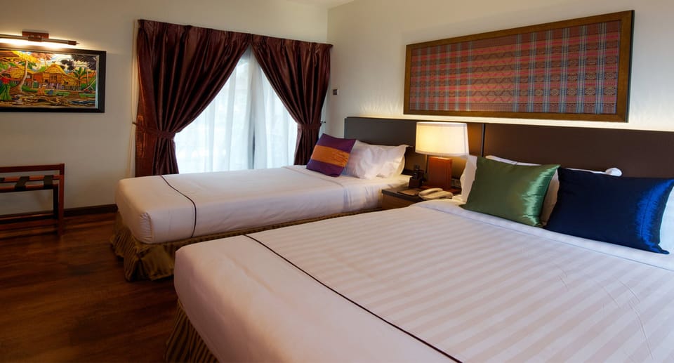 Minibar, in-room safe