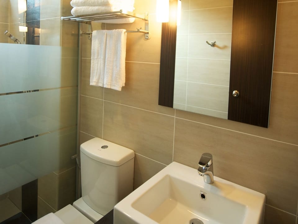 Shower, free toiletries, bathrobes, slippers