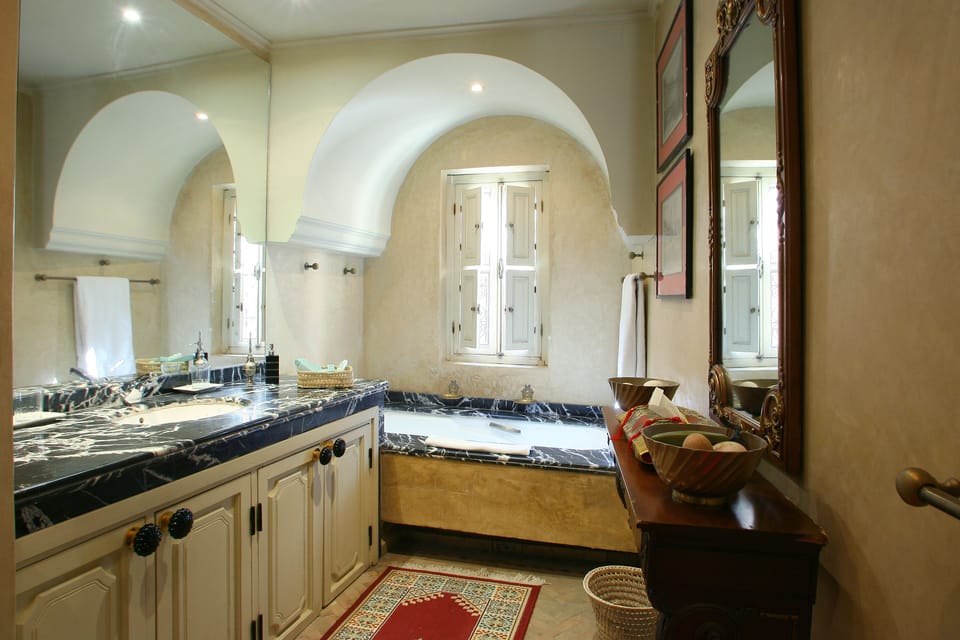 Combined shower/tub, deep soaking tub, free toiletries, bathrobes