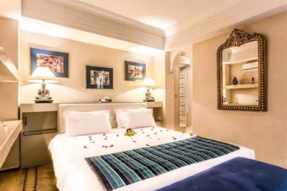 Standard Suite, 1 King Bed, Private Bathroom, Courtyard View | Premium bedding, in-room safe, blackout drapes, iron/ironing board