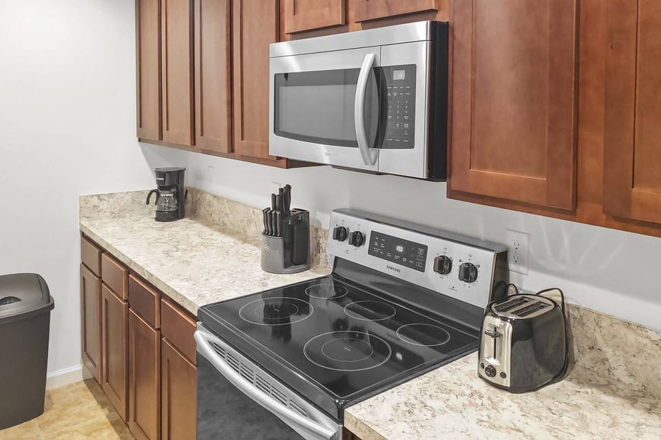 Full Kitchen with dishwasher, double sinks, microwave, stove/oven, side by side refrigerator/freezer with ice maker