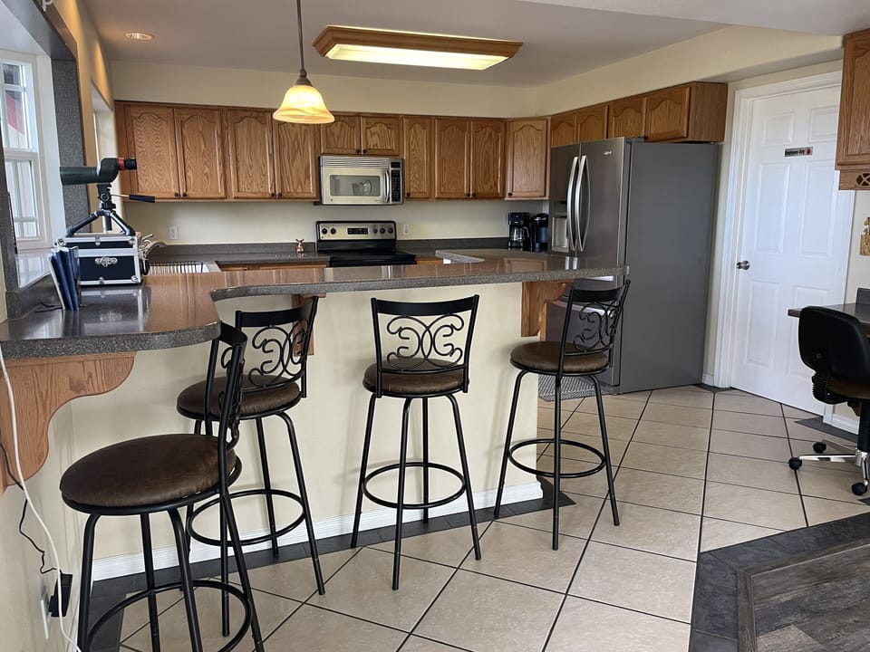 Kitchen, bar and desk