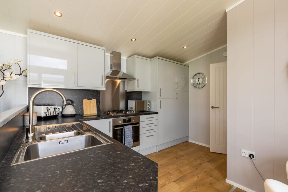 Luxury Apartment, Private Bathroom, Garden View | Shared kitchen | Highchair