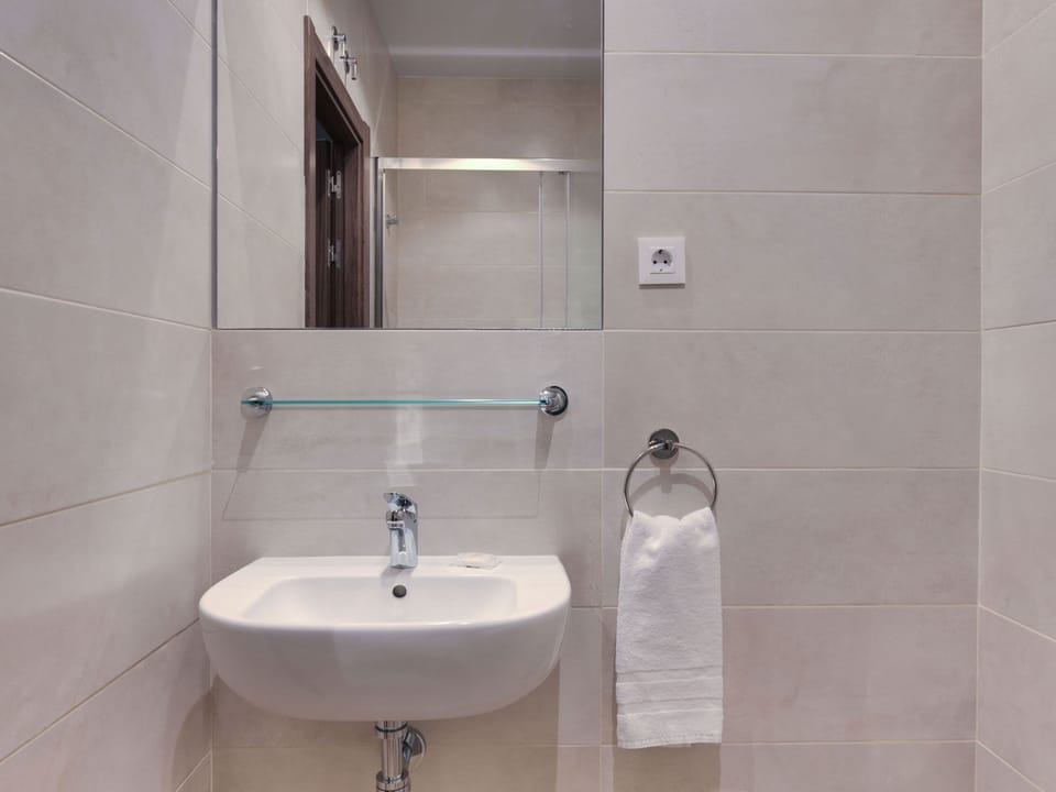 Shower, towels