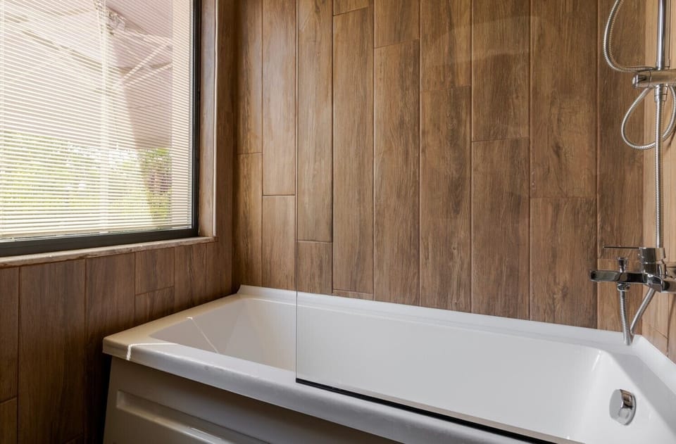Deluxe Double or Twin Room | Bathroom | Rainfall showerhead, hair dryer, slippers, towels