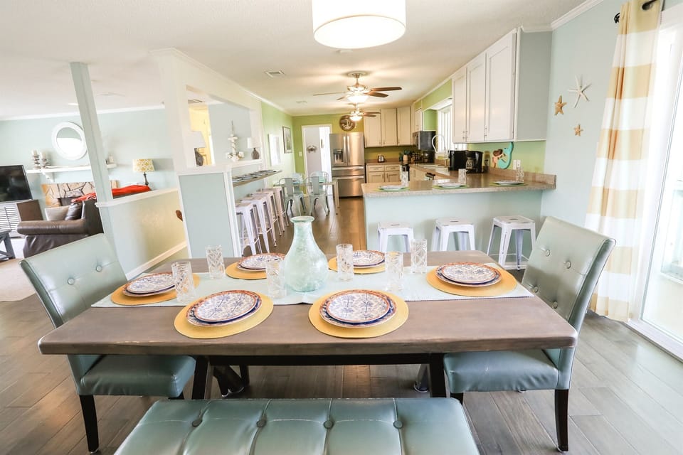 Plenty of seating for everyone on the main floor between the kitchen, dining room, and sun room tables