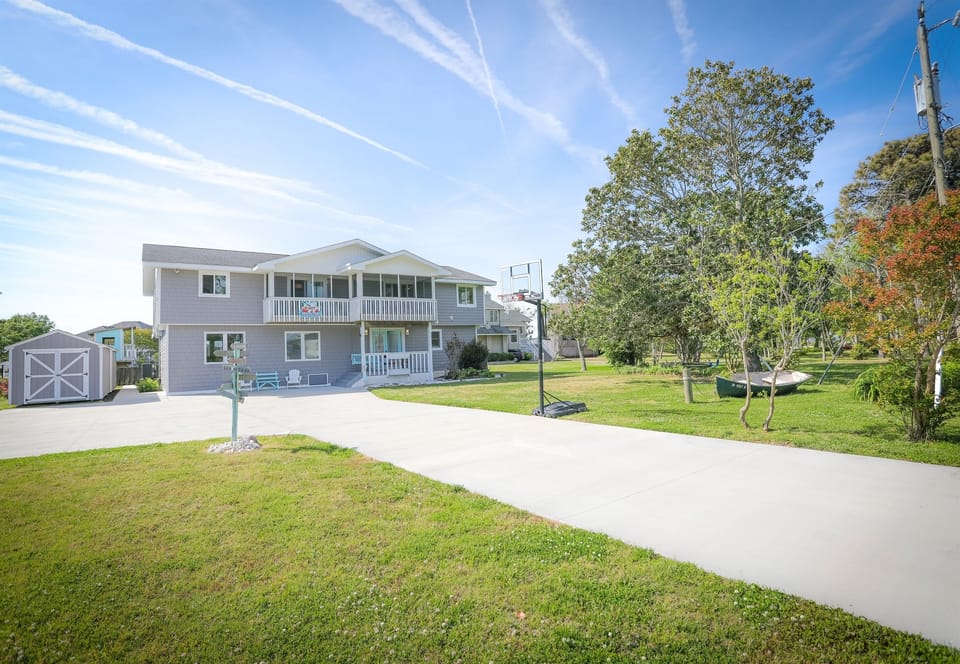 Large driveway w/ basketball hoop
