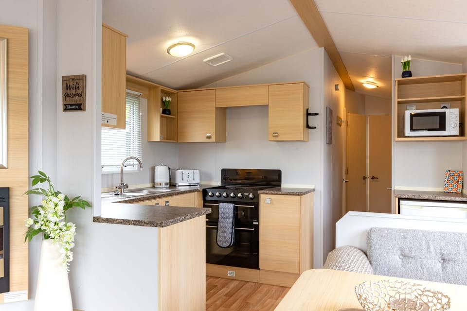 Family Mobile Home, Private Bathroom, Garden View (Luxury Static Caravan) | Shared kitchen