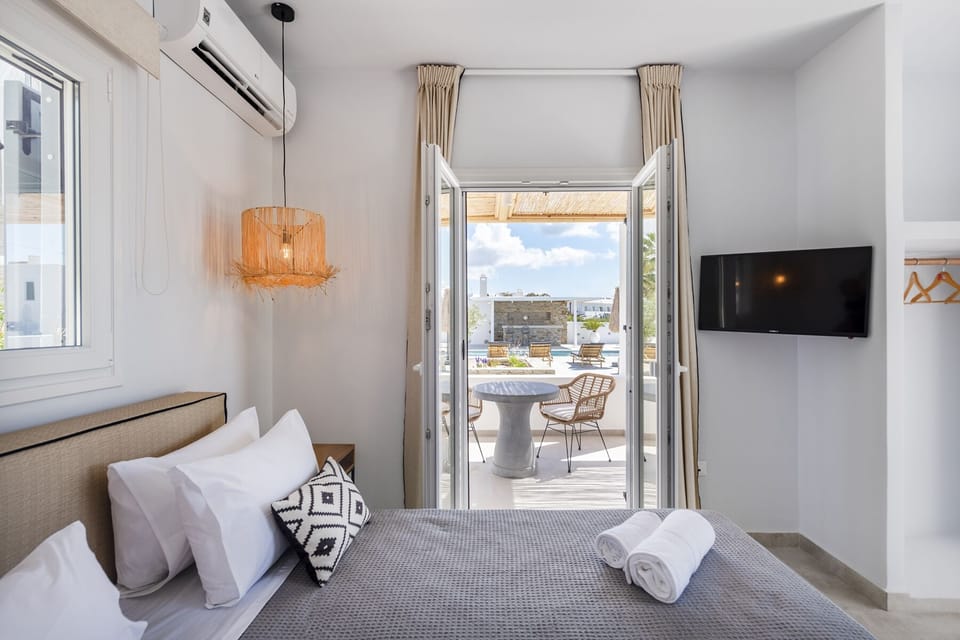 Junior Studio Suite, 1 Queen Bed, Hot Tub | Premium bedding, in-room safe, individually decorated, blackout drapes