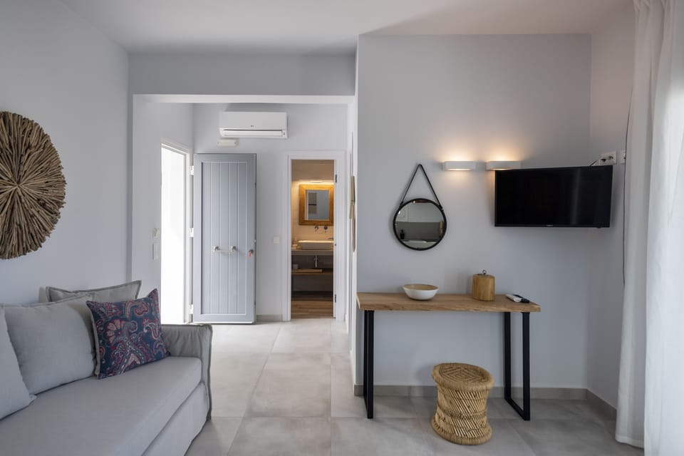 Deluxe Apartment, 1 Queen Bed with Sofa bed, Partial Sea View | Private kitchenette | Fridge, stovetop, espresso maker, coffee/tea maker