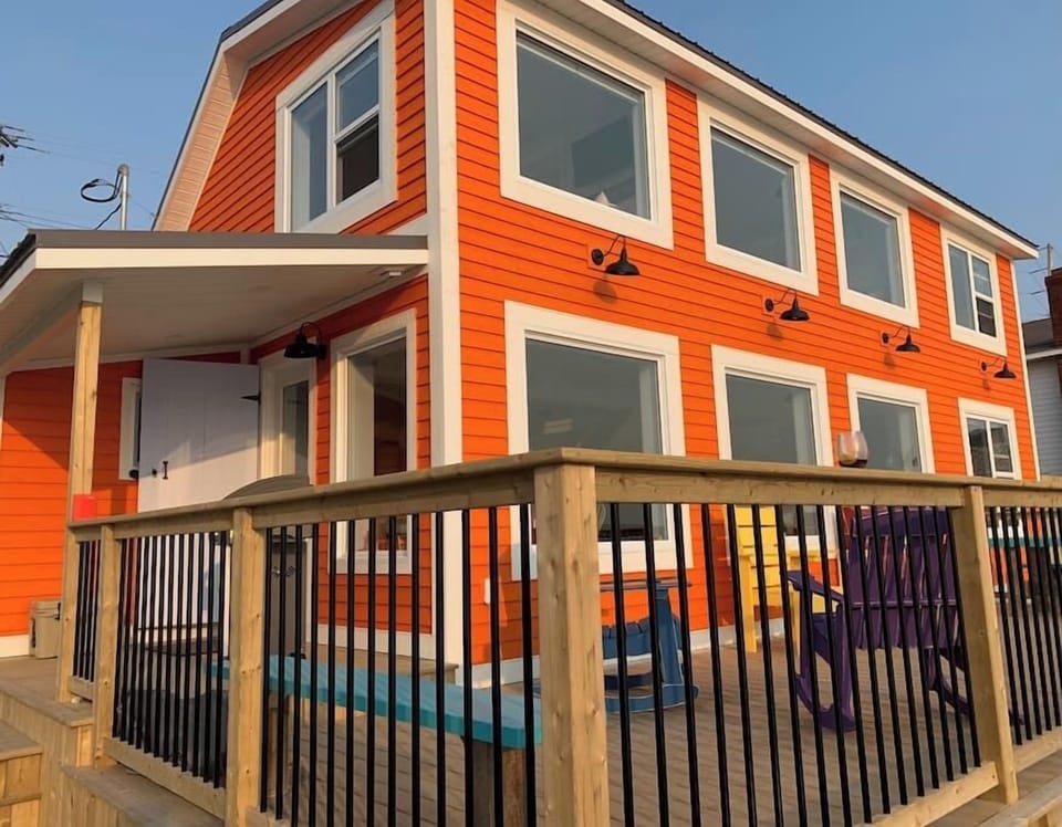 Situated on the edge of Twillingate's historic harbour, Spencer Salt-Side Cottage is the perfect place to enjoy the calm and serenity of outport Newfoundland. 