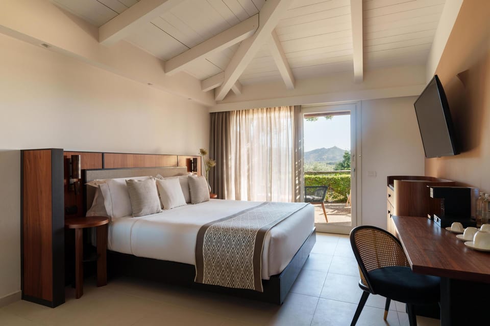 Minibar, free WiFi, bed sheets