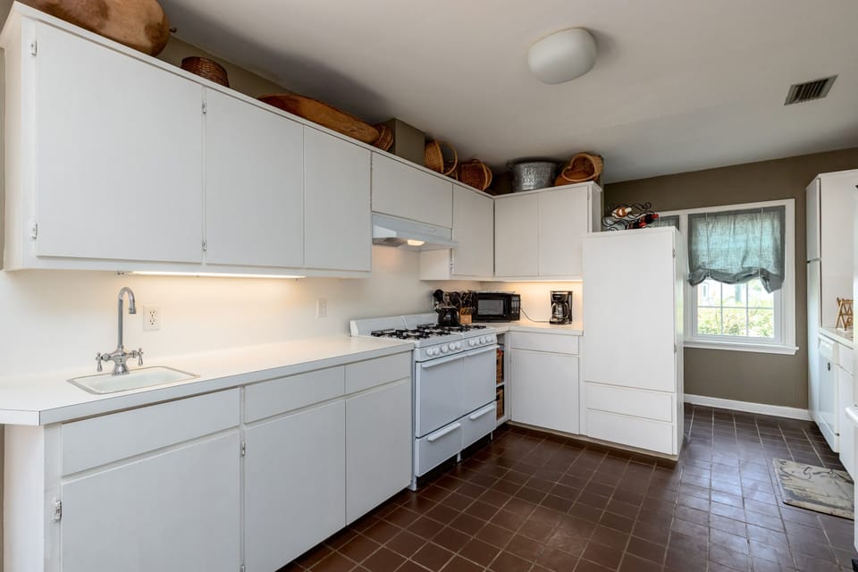 Full kitchen with double gas ranges, refrigerator/freezer/icemaker
