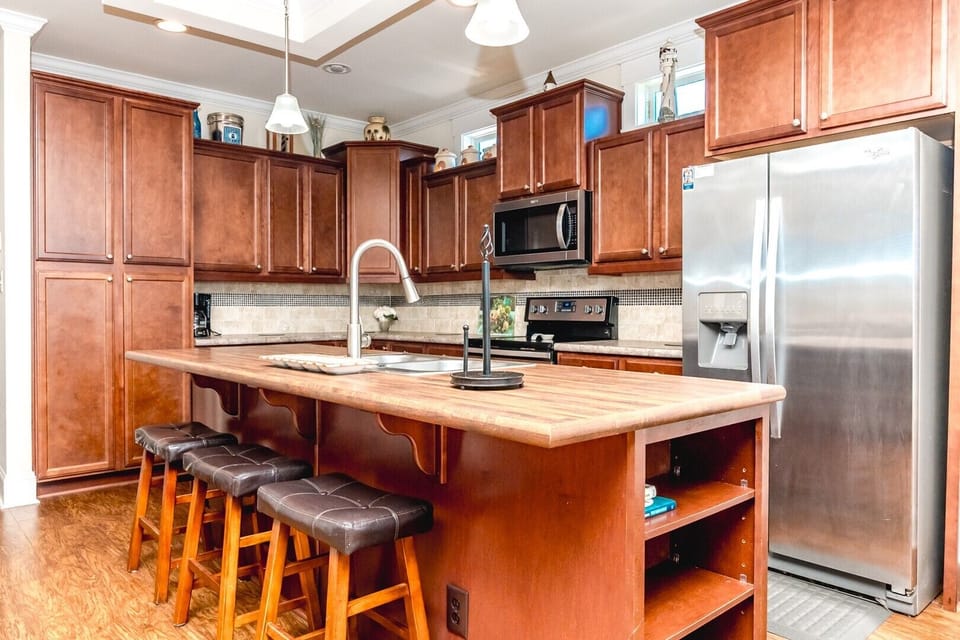 Kitchen with Eat-In Seating