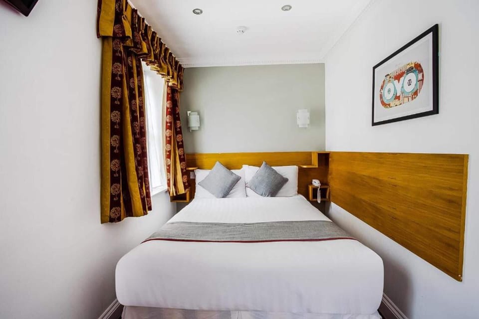Standard Double Room | In-room safe, iron/ironing board, free WiFi, bed sheets
