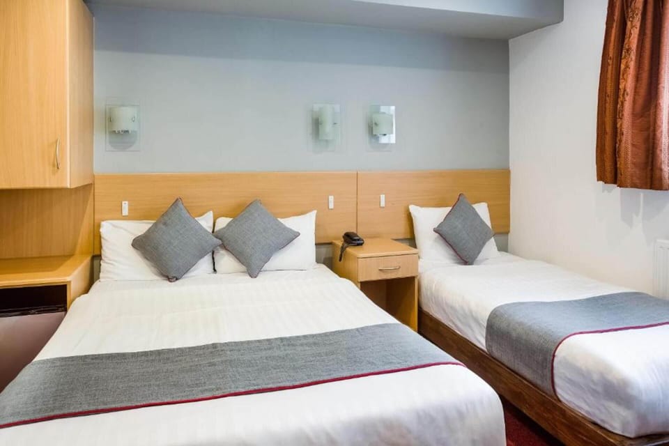 Deluxe Triple Room | In-room safe, iron/ironing board, free WiFi, bed sheets