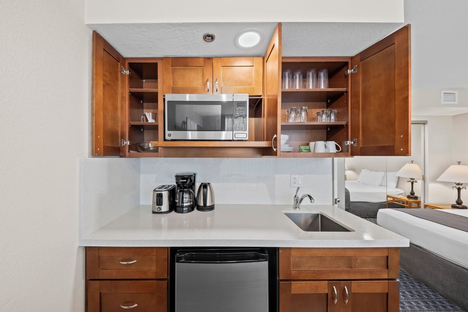 Standard Studio (Ohia) | Private kitchenette | Microwave, coffee/tea maker, electric kettle, toaster