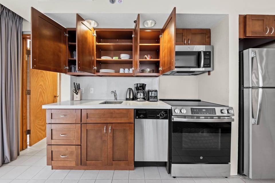 Standard Suite, 1 Bedroom, 2 Bathrooms | Private kitchen | Microwave, coffee/tea maker, electric kettle, toaster