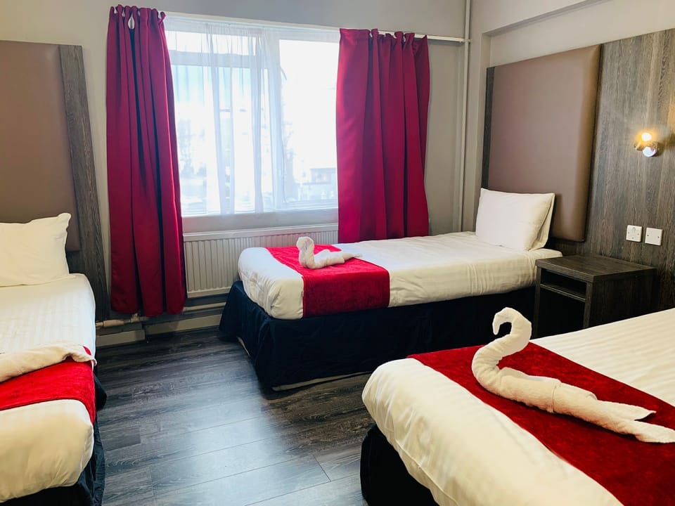 Triple Room | 1 bedroom, desk, blackout drapes, free WiFi