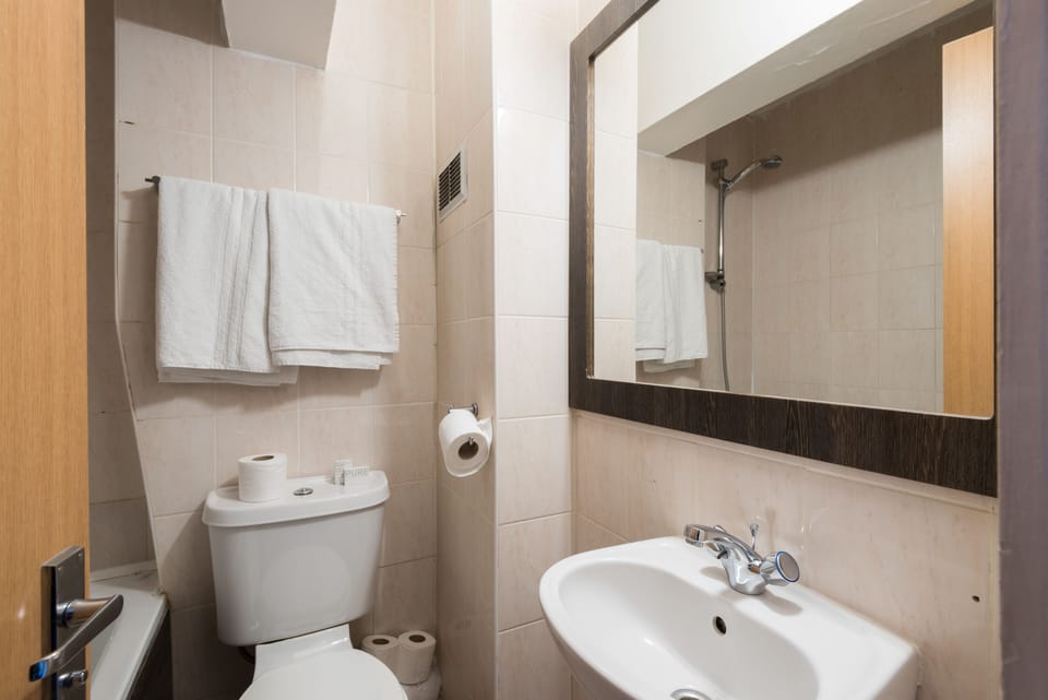 Combined shower/tub, towels