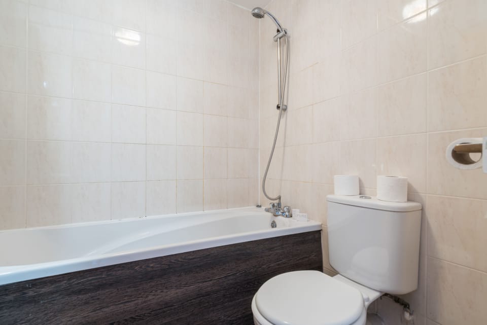 Single Room | Bathroom | Combined shower/tub, towels