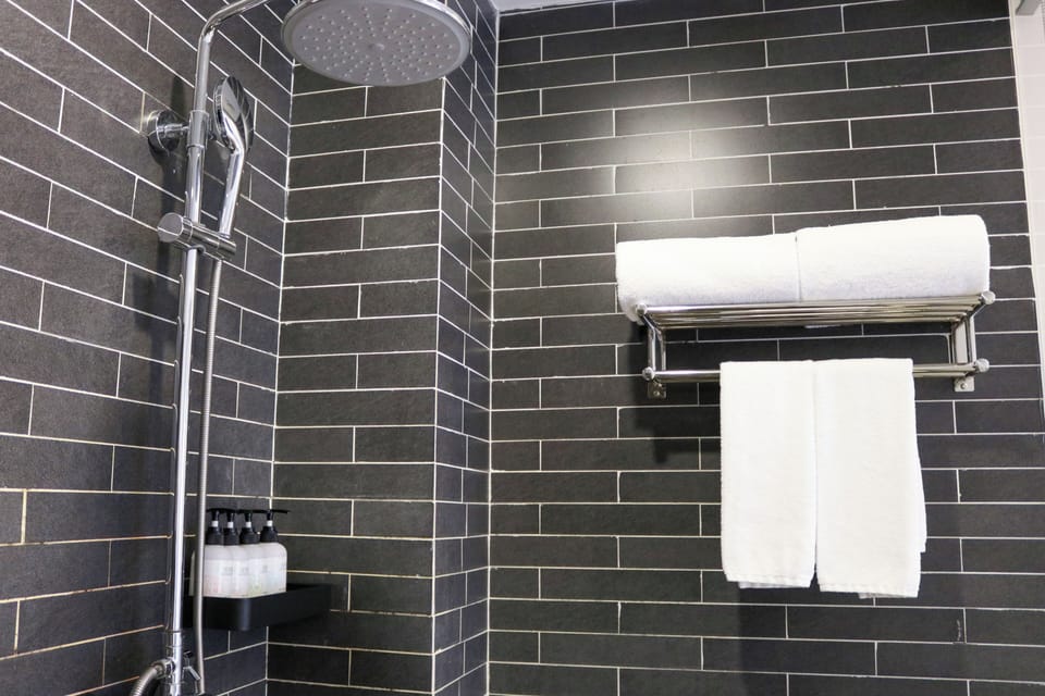 Shower, rainfall showerhead, free toiletries, hair dryer