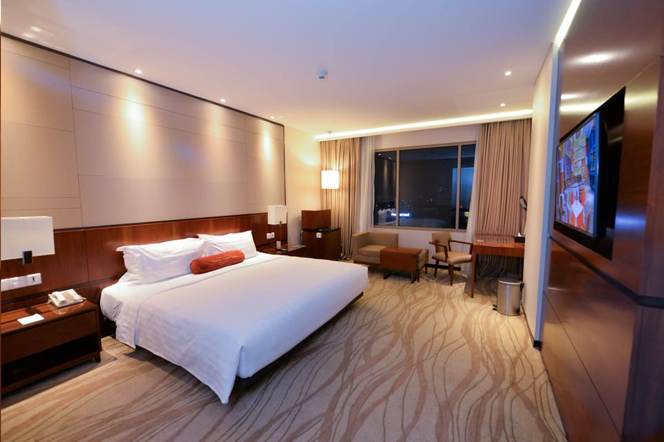 Premium bedding, in-room safe, desk, WiFi (free)