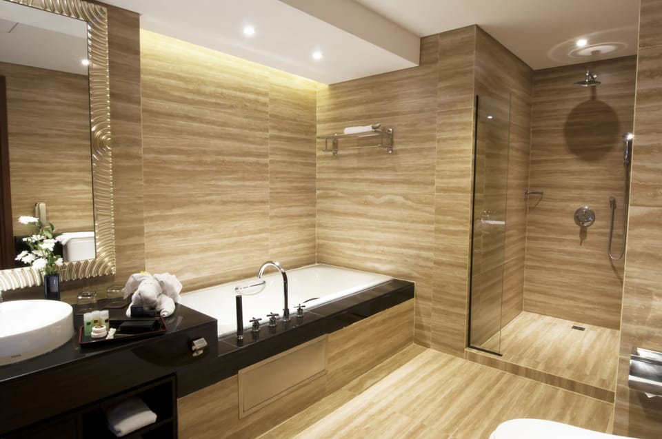 Royal Suite | Bathroom | Combined shower/tub, free toiletries, hair dryer, slippers