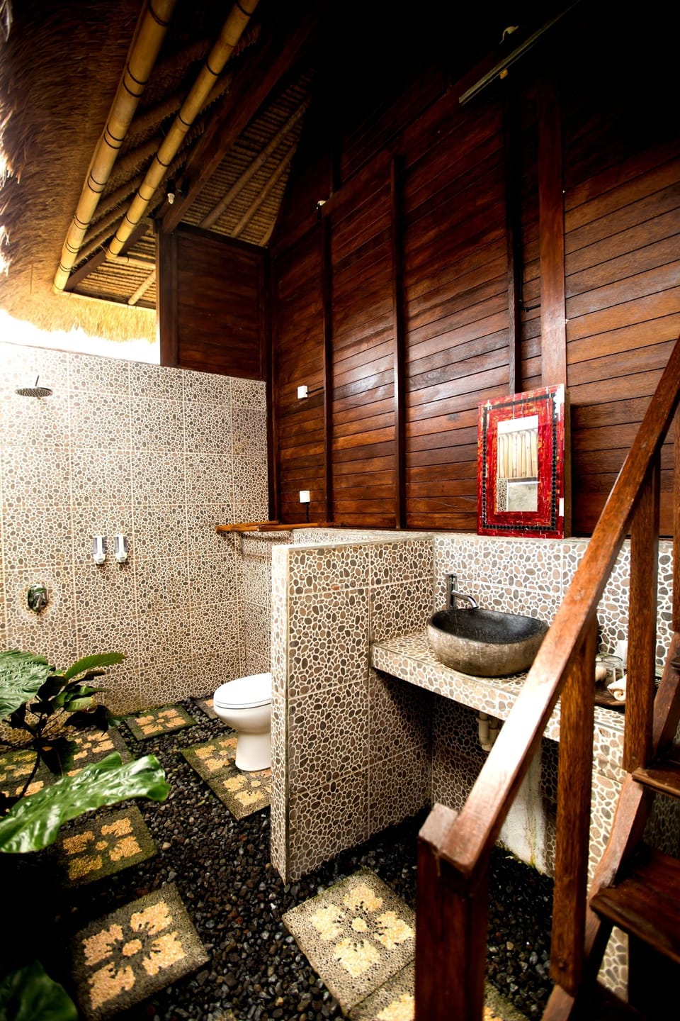Deluxe Bungalow | Bathroom | Shower, free toiletries, towels