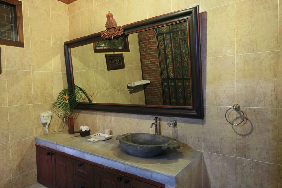 Junior Suite | Bathroom | Free toiletries, towels