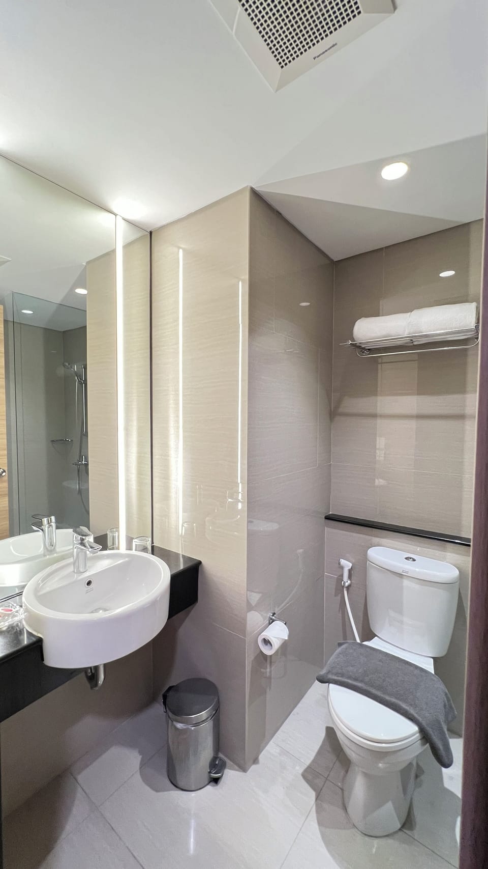 Combined shower/tub, free toiletries, hair dryer, slippers