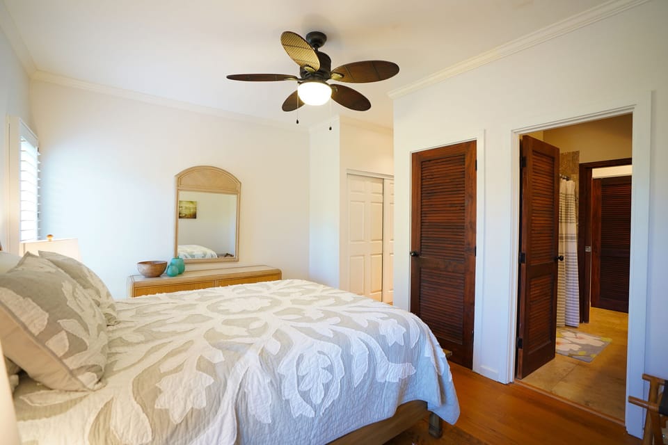 Second bedroom with queen bed