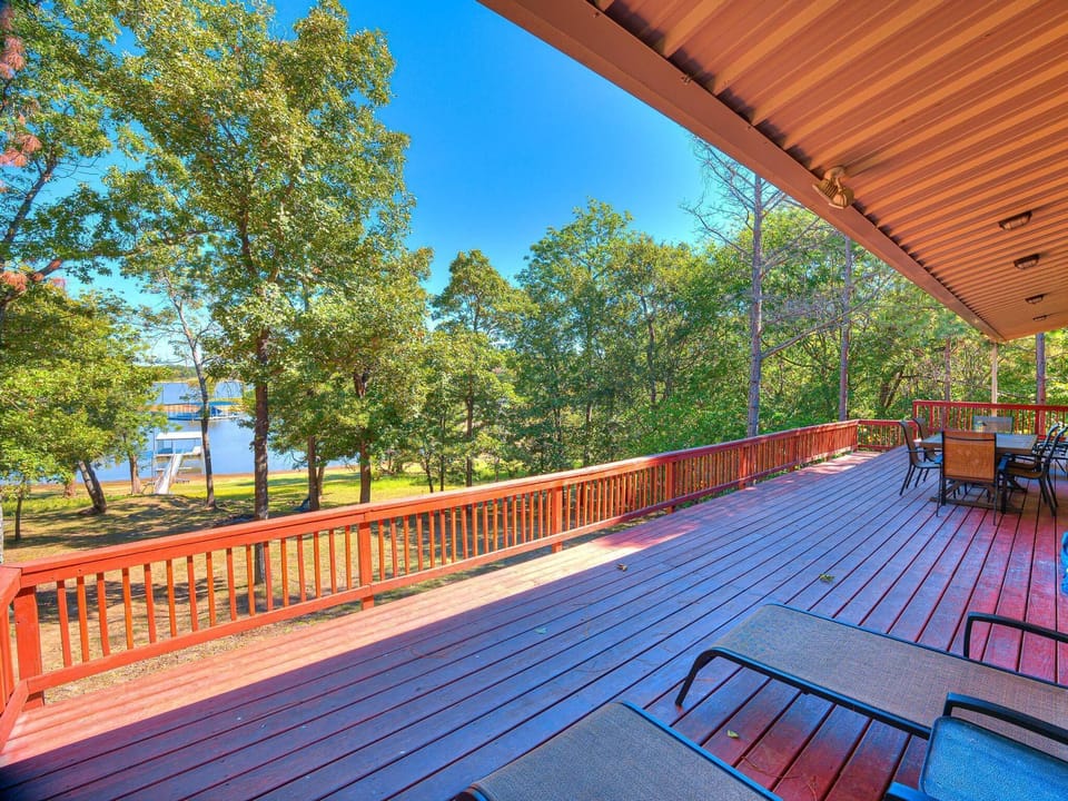 Breathtaking lake views in all seasons!