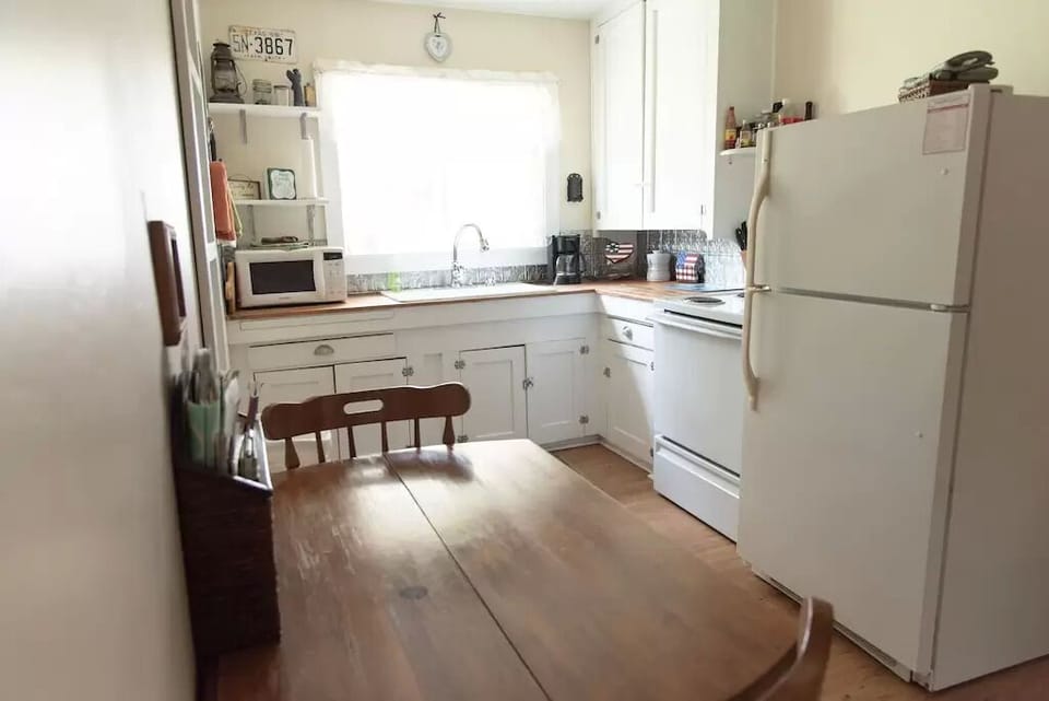 Fully equipped eat-in kitchen