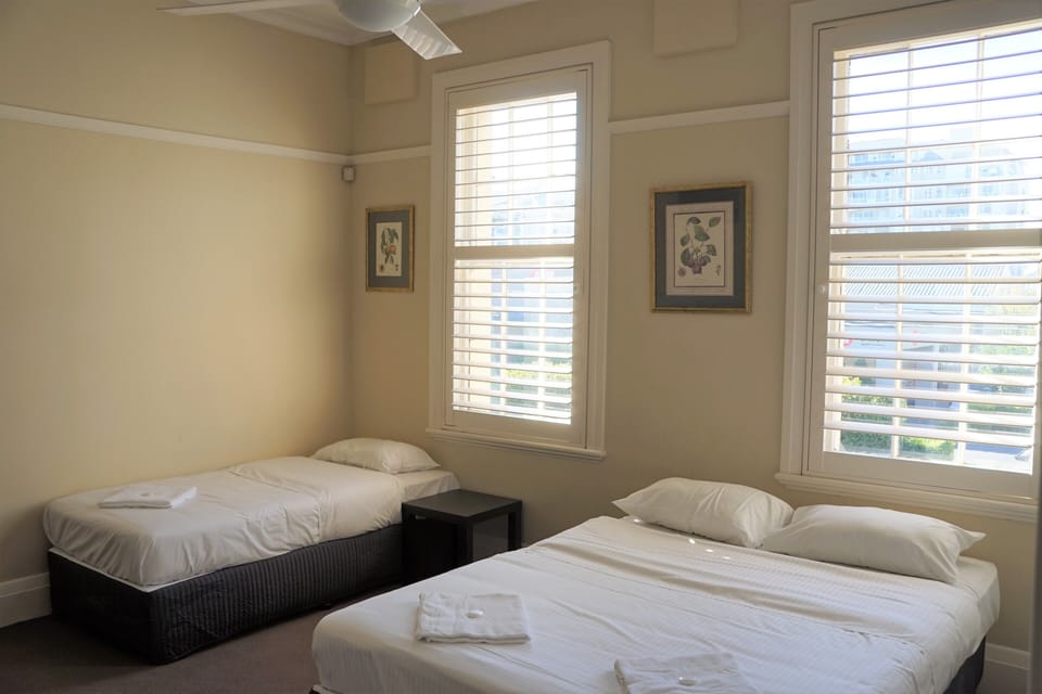 Traditional Triple Room with Shared Bathroom | Desk, bed sheets