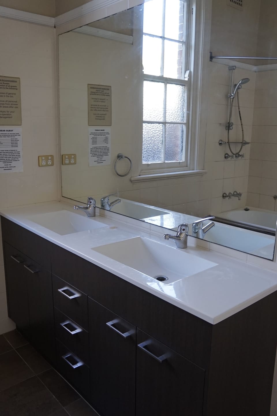 Combined shower/tub, free toiletries, towels