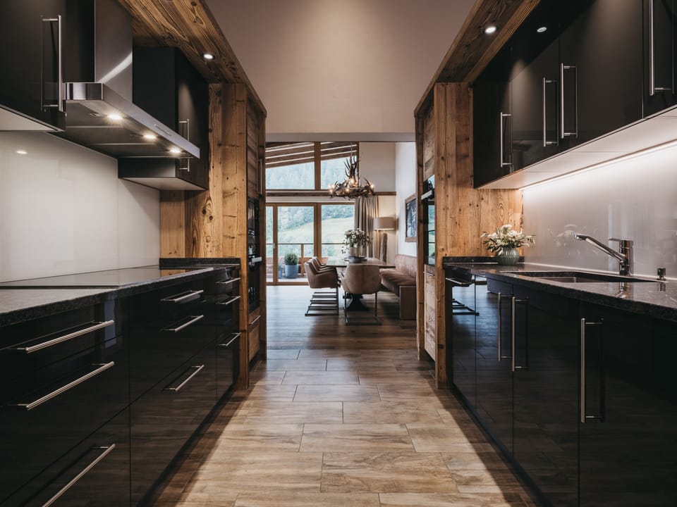 Sechs Zimmer Penthouse I mit Privater Sauna | Private kitchen | Fridge, cookware/dishes/utensils