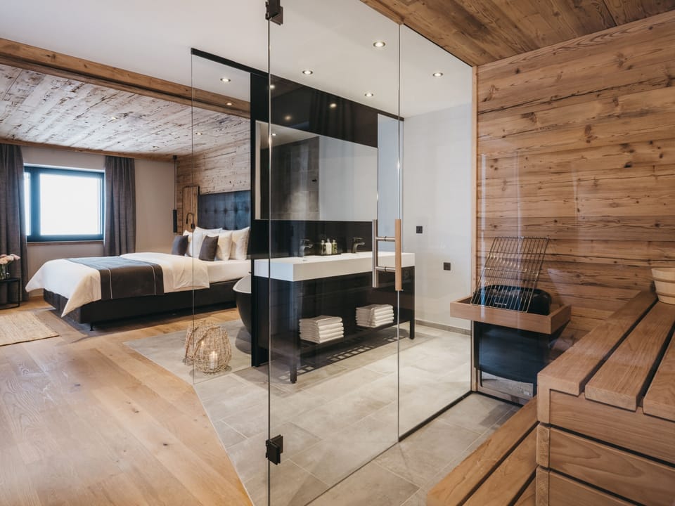 Spa Suite | In-room safe, free cribs/infant beds, free WiFi, bed sheets